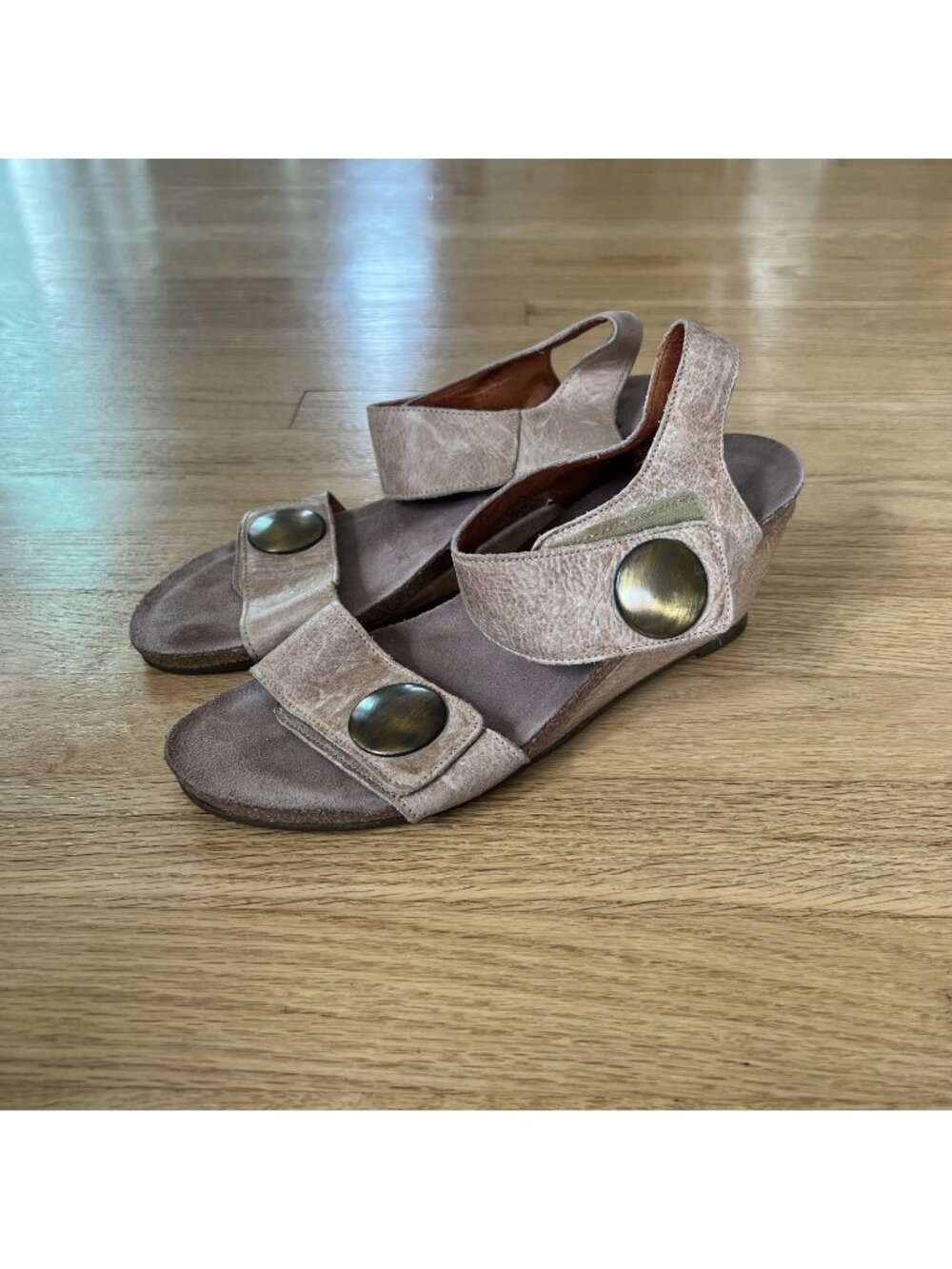 Taos Carousel Leather Strappy Wedge Sandals Beige Gold Women's Size 40/US 9-9.5